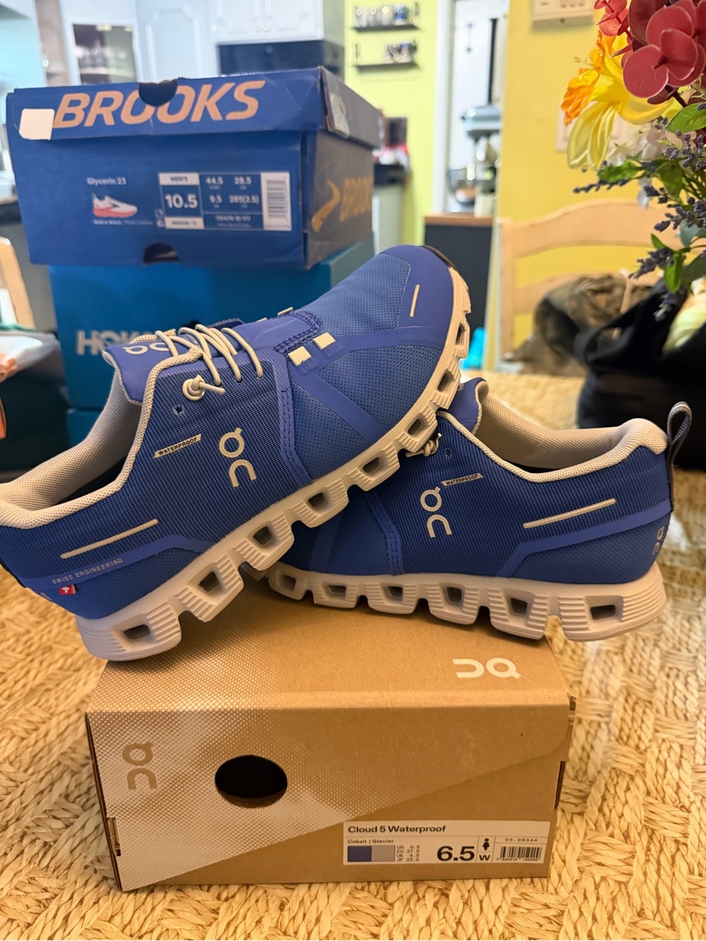 On Running Running Cloud 5 Waterproof sz 6.5 woman new in box !!